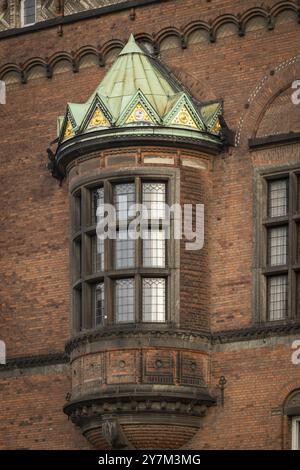 Facciata in mattoni, finestra a bovindo, municipio in stile romantico Nazionale di Martin Nyrop, Piazza del Municipio, Rathausplatz o Radhuspladsen, Copenhagen, Den Foto Stock