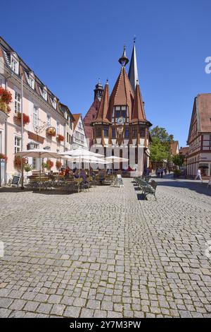 Storico municipio con area esterna della pasticceria e caffetteria Leyhausen sotto un cielo azzurro senza nuvole sulla piazza del mercato a Michelstadt, Odenwald Foto Stock