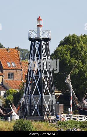 Piccolo faro all'ingresso del porto cittadino di Enkhuizen, Olanda settentrionale, Frisia occidentale, Paesi Bassi Foto Stock