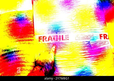 Un'immagine in stile pop art con una mano che tocca una confezione di plastica, evidenziata da un'etichetta audace e fragile Foto Stock