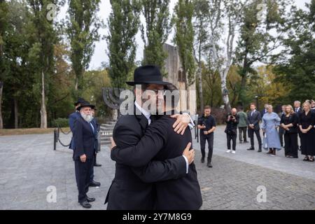 Kiev, Ucraina. 29 settembre 2024. Il presidente ucraino Volodymyr Zelenskyy, a destra, è abbracciato da Rabbi Raphael Rutman, a sinistra, durante una cerimonia per celebrare il 83° anniversario della tragedia di Babyn Yar, presso la Babyn Yar National Historical and Memorial Preserve, il 29 settembre 2024 a Kiev, Ucraina. Gli eventi hanno onorato la memoria di tutte le vittime delle esecuzioni di massa di civili da parte dei nazisti a Kiev occupata durante la seconda guerra mondiale. Credito: Ufficio stampa presidenziale ucraino/Presidenza Ucraina/Alamy Live News Foto Stock