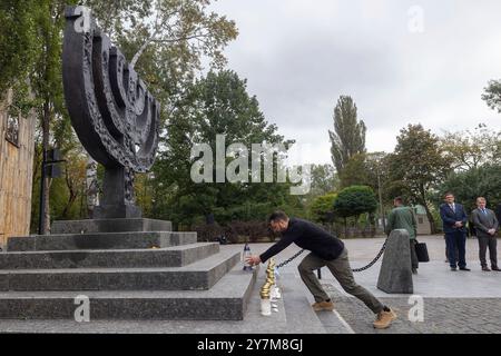 Kiev, Ucraina. 29 settembre 2024. Il presidente ucraino Volodymyr Zelenskyy, colloca una lanterna al memoriale Menorah durante una cerimonia per celebrare il 83° anniversario della tragedia di Babyn Yar, presso la Babyn Yar National Historical and Memorial Preserve, il 29 settembre 2024 a Kiev, Ucraina. Gli eventi hanno onorato la memoria di tutte le vittime delle esecuzioni di massa di civili da parte dei nazisti a Kiev occupata durante la seconda guerra mondiale. Credito: Ufficio stampa presidenziale ucraino/Presidenza Ucraina/Alamy Live News Foto Stock