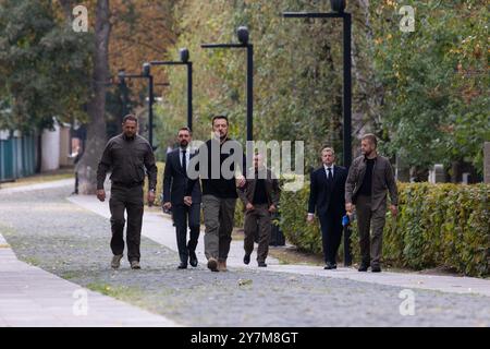 Kiev, Ucraina. 29 settembre 2024. Il presidente ucraino Volodymyr Zelenskyy, arriva per una cerimonia in occasione del 83° anniversario della tragedia di Babyn Yar, presso la Babyn Yar National Historical and Memorial Preserve, il 29 settembre 2024 a Kiev, Ucraina. Gli eventi hanno onorato la memoria di tutte le vittime delle esecuzioni di massa di civili da parte dei nazisti a Kiev occupata durante la seconda guerra mondiale. Credito: Ufficio stampa presidenziale ucraino/Presidenza Ucraina/Alamy Live News Foto Stock