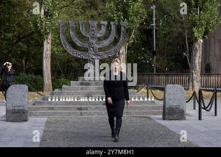 Kiev, Ucraina. 29 settembre 2024. U. S Ambasciatore in Ucraina Bridget Brink durante una cerimonia per celebrare il 83° anniversario della tragedia di Babyn Yar, presso la Babyn Yar National Historical and Memorial Preserve, il 29 settembre 2024 a Kiev, Ucraina. Gli eventi hanno onorato la memoria di tutte le vittime delle esecuzioni di massa di civili da parte dei nazisti a Kiev occupata durante la seconda guerra mondiale. Credito: Ufficio stampa presidenziale ucraino/Presidenza Ucraina/Alamy Live News Foto Stock