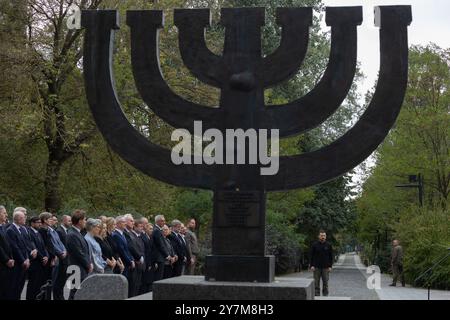 Kiev, Ucraina. 29 settembre 2024. Il presidente ucraino Volodymyr Zelenskyy, a destra, sta per un momento di silenzio al memoriale Menorah durante una cerimonia per celebrare il 83 ° anniversario della tragedia di Babyn Yar, presso la Babyn Yar National Historical and Memorial Preserve, il 29 settembre 2024 a Kiev, Ucraina. Gli eventi hanno onorato la memoria di tutte le vittime delle esecuzioni di massa di civili da parte dei nazisti a Kiev occupata durante la seconda guerra mondiale. Credito: Ufficio stampa presidenziale ucraino/Presidenza Ucraina/Alamy Live News Foto Stock