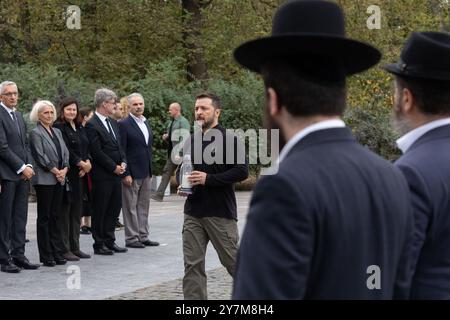 Kiev, Ucraina. 29 settembre 2024. Il presidente ucraino Volodymyr Zelenskyy, colloca una lanterna al memoriale Menorah durante una cerimonia per celebrare il 83° anniversario della tragedia di Babyn Yar, presso la Babyn Yar National Historical and Memorial Preserve, il 29 settembre 2024 a Kiev, Ucraina. Gli eventi hanno onorato la memoria di tutte le vittime delle esecuzioni di massa di civili da parte dei nazisti a Kiev occupata durante la seconda guerra mondiale. Credito: Ufficio stampa presidenziale ucraino/Presidenza Ucraina/Alamy Live News Foto Stock