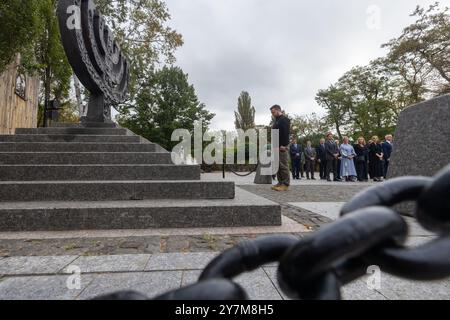 Kiev, Ucraina. 29 settembre 2024. Il presidente ucraino Volodymyr Zelenskyy, colloca una lanterna al memoriale Menorah durante una cerimonia per celebrare il 83° anniversario della tragedia di Babyn Yar, presso la Babyn Yar National Historical and Memorial Preserve, il 29 settembre 2024 a Kiev, Ucraina. Gli eventi hanno onorato la memoria di tutte le vittime delle esecuzioni di massa di civili da parte dei nazisti a Kiev occupata durante la seconda guerra mondiale. Credito: Ufficio stampa presidenziale ucraino/Presidenza Ucraina/Alamy Live News Foto Stock