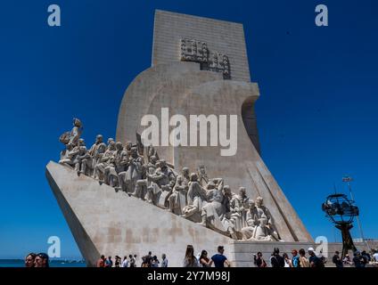 I turisti visitano il Monumento delle scoperte a Belem nella parrocchia civile di Santa Maria de Belém, Lisbona, Portogallo. Foto Stock