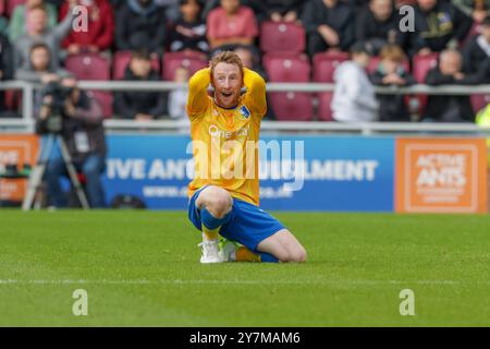 Stephen Quinn del Mansfield Town durante il primo tempo della partita di Sky Bet League 1 tra Northampton Town e Mansfield Town al PTS Academy Stadium di Northampton, sabato 28 settembre 2024. (Foto: John Cripps | mi News) crediti: MI News & Sport /Alamy Live News Foto Stock