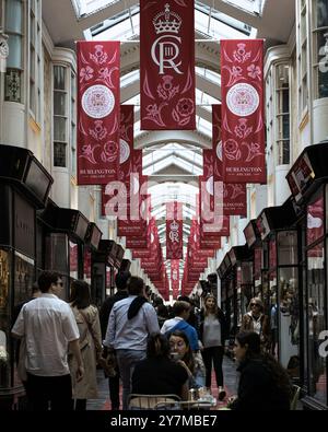 Londra, Inghilterra, aprile 30 2023: Burlington Arcade pronto per l'incoronazione del re Carlo, con molte persone intorno Foto Stock