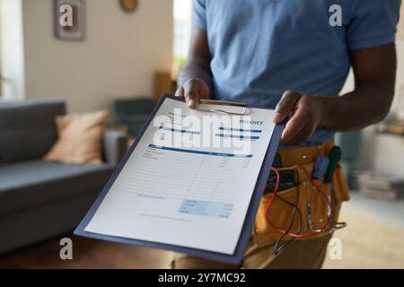 Addetto alla manutenzione domiciliare che tiene gli appunti Foto Stock