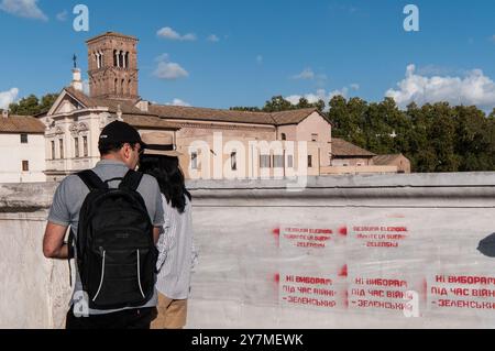 Roma, Italia. 28 settembre 2024. Scrittura cirillica sul ponte dell'isola Tiberina in riferimento alle elezioni generali per il presidente dell'Ucraina Volodymyr Zelensky a Roma. (Foto di Andrea Ronchini/Pacific Press) credito: Pacific Press Media Production Corp./Alamy Live News Foto Stock