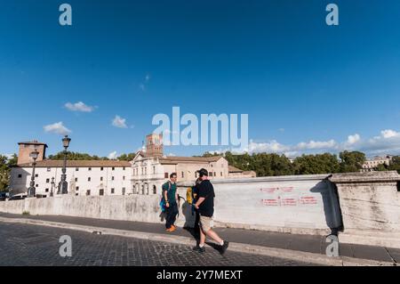 Roma, Italia. 28 settembre 2024. Scrittura cirillica sul ponte dell'isola Tiberina in riferimento alle elezioni generali per il presidente dell'Ucraina Volodymyr Zelensky a Roma. (Foto di Andrea Ronchini/Pacific Press) credito: Pacific Press Media Production Corp./Alamy Live News Foto Stock