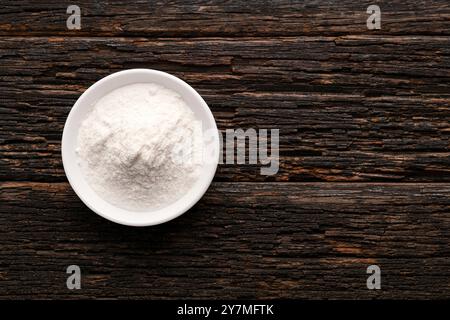 Bicarbonato di sodio - composto solido cristallino nel recipiente Foto Stock