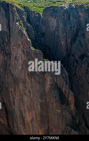 La parete sud del Black Canyon del Colorado del Gunnison, vista dal bordo nord. La roba nera e' l'antica roccia Proterozoica, la base del Colorado Foto Stock