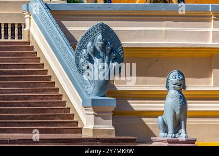 Balaustra Naga e statua leogryph (mezzo leone, mezzo grifone) ai gradini della sala del Trono, del Palazzo reale, di Phnom Penh, Cambogia Foto Stock