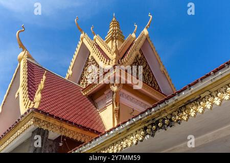 Torre con tetti spioventi all'ingresso della galleria di affreschi Ramayana nel Palazzo reale, Phnom Penh, Cambogia Foto Stock