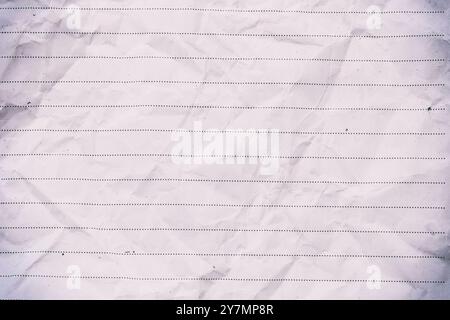 Un foglio di carta increspata con linee orizzontali, perfetto per sfondi o progetti di scrittura. Ideale per usi creativi e didattici. Foto Stock