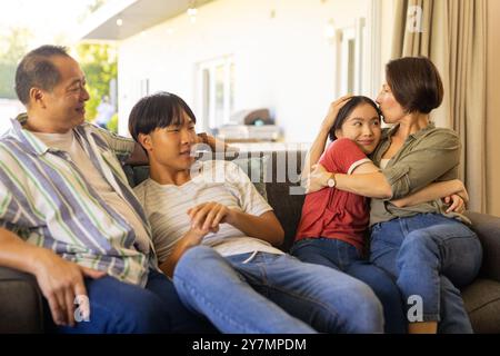 Rilassatevi sul divano, fate amicizia con la famiglia e trascorrete del tempo insieme Foto Stock