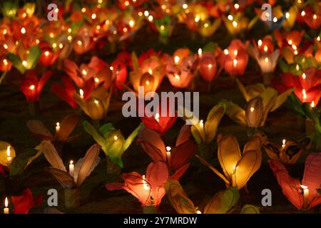 Le candele sono illuminate da lanterne colorate al festival Loi Krathong nella provincia di Khon Kaen, Thailandia. Foto Stock