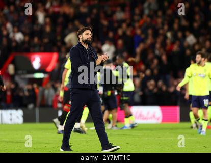 Vitality Stadium, Boscombe, Dorset, Regno Unito. 30 settembre 2024. Premier League Football, AFC Bournemouth contro Southampton; il manager del Southampton Russell Martin mostra apprezzamento per i tifosi in viaggio dopo la partita Credit: Action Plus Sports/Alamy Live News Foto Stock