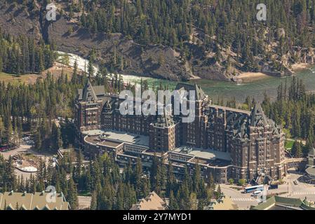 Vista dello splendido Fairmont Banff Springs Hotel in città durante la primavera, con viste incredibili che circondano l'hotel nella natura selvaggia del Canada. Foto Stock