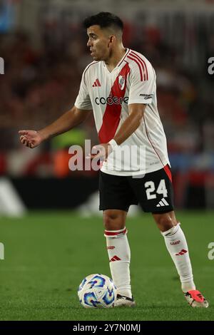 Buenos Aires, Argentina. 29 settembre 2024. Il difensore del River Plate Marcos Acuna gesta durante il Torneo argentino di calcio professionistico 2024 "Cesar Luis Menotti" contro i Talleres allo stadio El Monumental di Buenos Aires, il 29 settembre 2024. Crediti: Alejandro Pagni/Alamy Live News Foto Stock