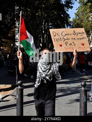 Marsiglia, Francia. 29 settembre 2024. Un manifestante mascherato tiene in mano una bandiera palestinese e un cartello durante la manifestazione. Centinaia di persone hanno manifestato a Marsiglia per chiedere un cessate il fuoco a Gaza e la pace in Libano. Come fa per Gaza, l’esercito israeliano sta aumentando i suoi bombardamenti in Libano. (Foto di Gerard bottino/SOPA Images/Sipa USA) credito: SIPA USA/Alamy Live News Foto Stock