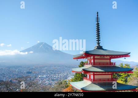 Pagoda Chureito di colore rosso nella prefettura di Yamanashi con lo sfondo del monte Fuji e delle foglie autunnali e il cielo blu. . Bellissimo scenario giapponese Foto Stock