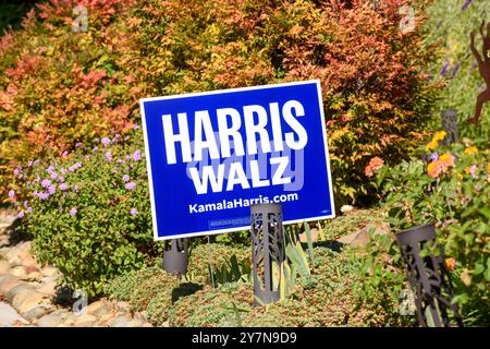 Cartello del prato Harris Walz con link al sito web per il KamalaHarris.com. Cartello politico in un giardino all'inglese. - California, USA - 30 settembre 2024 Foto Stock