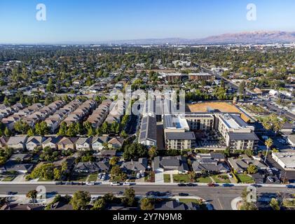 Vista aerea di un quartiere periferico nella Silicon Valley con un mix di case residenziali per famiglie singole, case a schiera e moderni edifici di appartamenti. Foto Stock