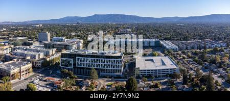 Veduta aerea dello sviluppo urbano ad uso misto - moderni edifici per uffici, negozi, residenze cittadine, complessi di appartamenti lungo Winchester Blvd a San Jose, California Foto Stock