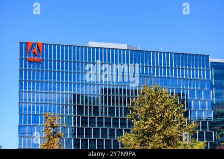 Vista esterna dell'edificio Adobe Founders Tower presso il campus della sede centrale dell'azienda - San Jose, California, USA - 15 settembre 2024 Foto Stock