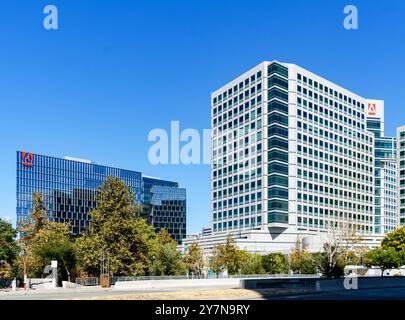 Vista esterna degli edifici della sede centrale di Adobe nel campus del centro. - San Jose, California, USA - 15 settembre 2024 Foto Stock