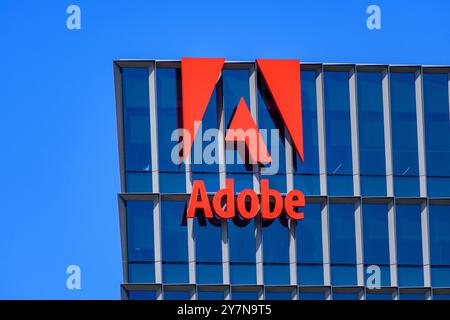 Adobe Sign, logo sulla facciata dell'edificio della sede centrale aziendale - San Jose, California, USA - 15 settembre 2024 Foto Stock