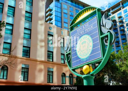 Il cartello storico di San Jose Walk è esposto di fronte agli edifici storici e moderni del centro città - San Jose, California, Stati Uniti - 15 settembre 2024 Foto Stock