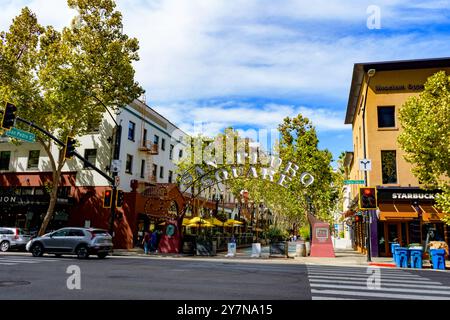 L'arco di San Pedro Square si trova in un incrocio nel centro città con pedoni, automobili e negozi - San Jose, California, Stati Uniti - 15 settembre 2024 Foto Stock