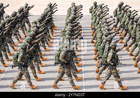 Seongnam, Corea del Sud. 25 settembre 2024. I soldati sudcoreani marciano durante il 76° anniversario della giornata pre-mediatica delle forze armate alla Seoul Air Force base. La giornata delle forze armate in Corea del Sud è un evento annuale solitamente celebrato il 1° ottobre per commemorare il servizio di uomini e donne nelle forze armate della Repubblica di Corea. Il giorno in cui le forze sudcoreane ruppero il 38° parallelo nel 1950 durante la guerra di Corea. (Foto di Kim Jae-Hwan/SOPA Images/Sipa USA) credito: SIPA USA/Alamy Live News Foto Stock