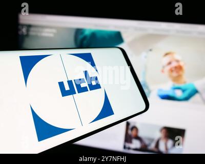 Germania. 26 settembre 2024. In questa illustrazione fotografica, un cellulare con il logo della società biofarmaceutica belga UCB SA è visibile davanti al sito Web aziendale. Credito: SOPA Images Limited/Alamy Live News Foto Stock