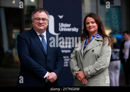 L'ex vice leader del Partito dell'Alleanza Stephen Farry, nominato membro di una nuova unità politica presso l'Università dell'Ulster. La dottoressa Farry guiderà congiuntamente l'unità di politica strategica dell'università insieme a un'altra figura di alto livello dell'Alleanza, la dottoressa Jodie Carson (destra), che ha lasciato il suo ruolo di consulente speciale ministeriale a Stormont in estate. Data foto: Lunedì 30 settembre 2024. Foto Stock