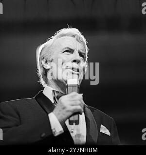 Der niederländische Schauspieler und Sänger Johannes 'Jopie' Heesters bei seinem Auftritt in der vierten Folge der Samstagabendshow 'Ein Kessel Buntes' im Friedrichstadtpalast, Berlino 1972. Foto Stock