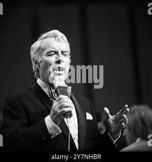 Der niederländische Schauspieler und Sänger Johannes 'Jopie' Heesters bei seinem Auftritt in der vierten Folge der Samstagabendshow 'Ein Kessel Buntes' im Friedrichstadtpalast, Berlino 1972. Foto Stock