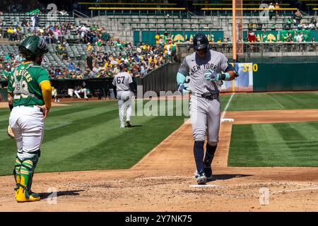 L'esterno dei New York Yankees Aaron Judge (99) segna il tabellone in casa dopo un fuoricampo durante la partita di stagione regolare della MLB tra i New York Yankees e Oakland Foto Stock