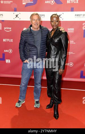 DATA RECORD NON DICHIARATA Verleihung PRIMI PASSI 2024 Nico Hofmann und Florence Kasumba bei der Verleihung PRIMI PASSI 2024 im Theater des Westens a Berlino. *** I PRIMI PASSI 2024 cerimonia di premiazione Nico Hofmann e Florence Kasumba ai PRIMI PASSI 2024 cerimonia di premiazione al Theater des Westens di Berlino Copyright: XEventpressxBerndtx Foto Stock