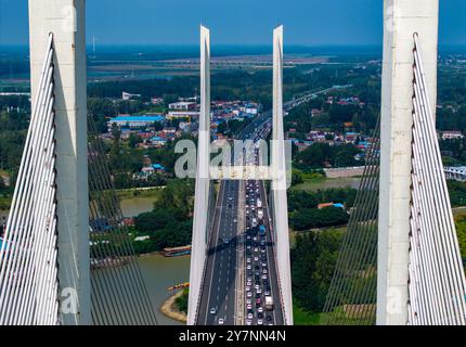 HUAI'AN, CINA - 1° OTTOBRE 2024 - Un gran numero di veicoli si muove lentamente lungo una superstrada nella città di Huai 'an, provincia di Jiangsu, Cina, 1° ottobre 2024. Foto Stock