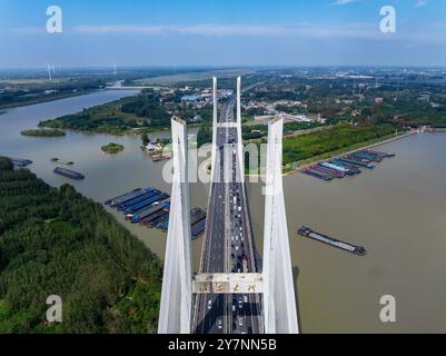 HUAI'AN, CINA - 1° OTTOBRE 2024 - Un gran numero di veicoli si muove lentamente lungo una superstrada nella città di Huai 'an, provincia di Jiangsu, Cina, 1° ottobre 2024. Foto Stock