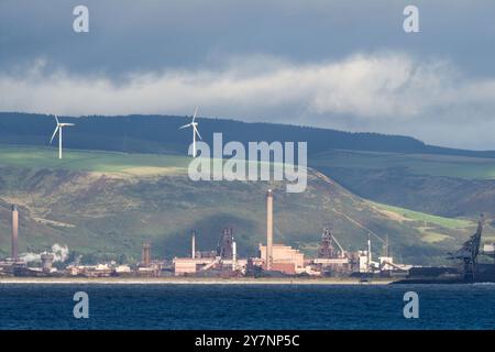 Port Talbot Steel Works chiude il 30 settembre 2024 e si prepara alla nuova tecnologia degli archi elettrici. Le turbine eoliche possono essere viste sulle colline sopra la città. Foto Stock