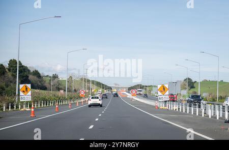 Lavori stradali sulla Waikato Expressway. Limite di velocità ridotto da 110 km/h a 80 km/h. Isola del Nord. Nuova Zelanda. Foto Stock