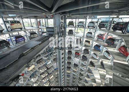Autoturm innen, Lift, Fahrzeuge, Autostadt Volkswagen, Wolfsburg, Niedersachsen, Deutschland *** interno della torre di automobili, ascensore, veicoli, Autostadt Volkswagen, Wolfsburg, bassa Sassonia, Germania Foto Stock