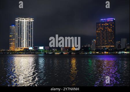 Panorama notturno della città di da Nang con l'argine del fiume Han e i grattacieli degli hotel sulla riva di notte in Vietnam Foto Stock